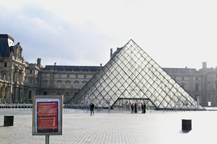 Louvre to remain closed one day after jewel heist