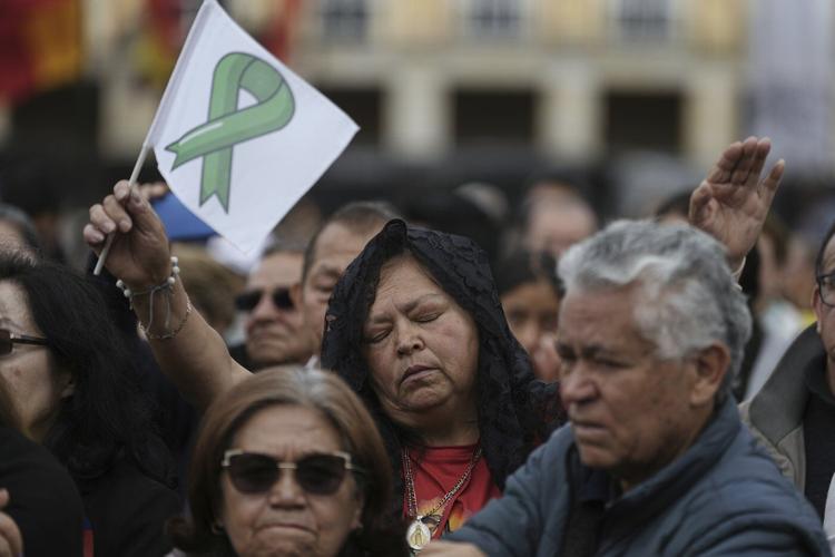 Colombians bid farewell to presidential hopeful Uribe after shooting at political rally