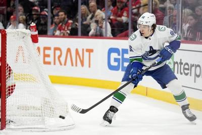 Panthers rally to beat struggling Canucks 4-3