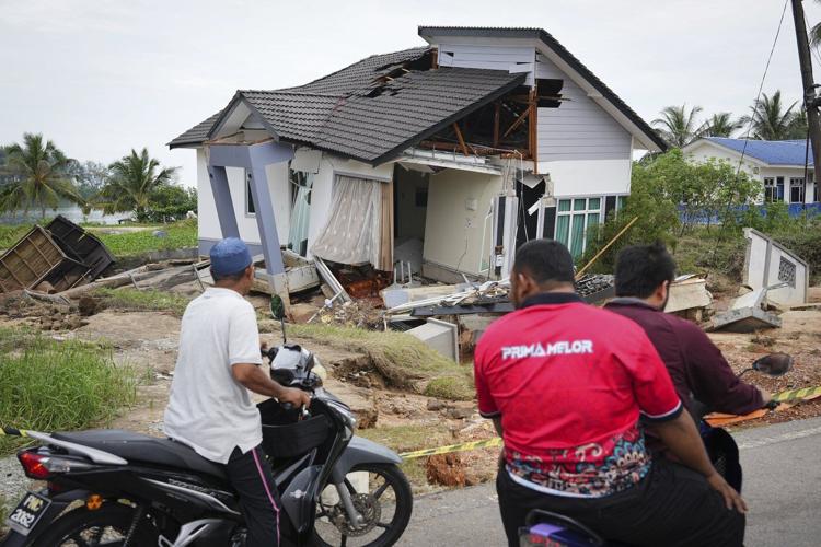 Floods wreak havoc in Malaysia, southern Thailand with over 30 killed, tens of thousands displaced