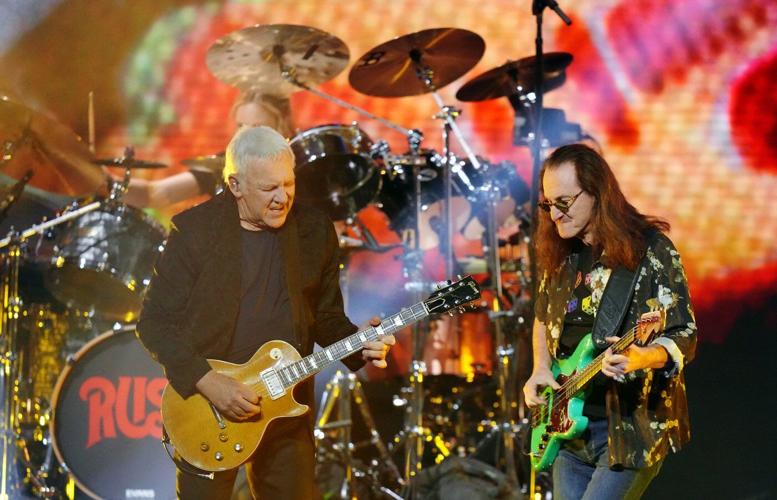 Mark Carney, Joni Mitchell seated together at the Juno Awards