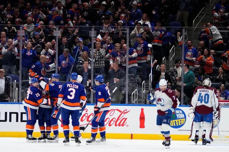 Rantanen has goal, 3 assists as Avalanche beat Islanders 7-4 for record 15th straight road win