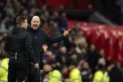 Man United beats Palace 2-1, Casemiro suspended after red