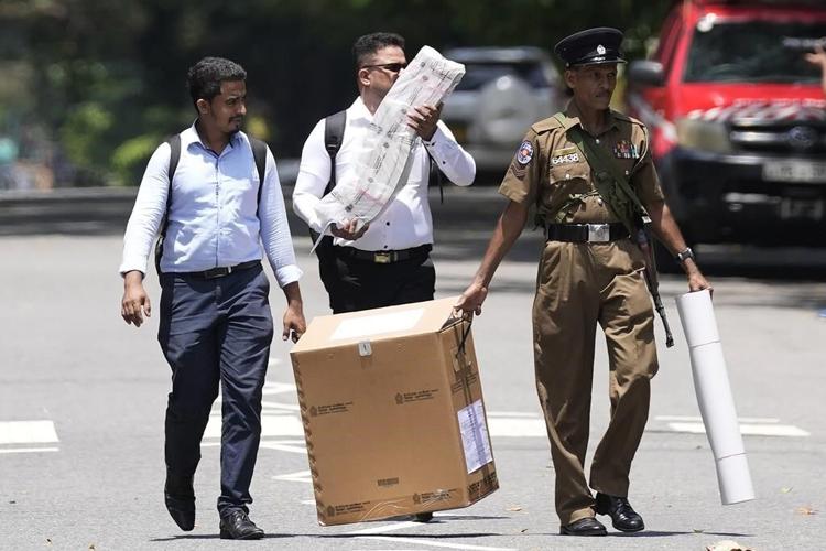 Sri Lankans vote in a presidential election that will decide how it recovers from economic crisis