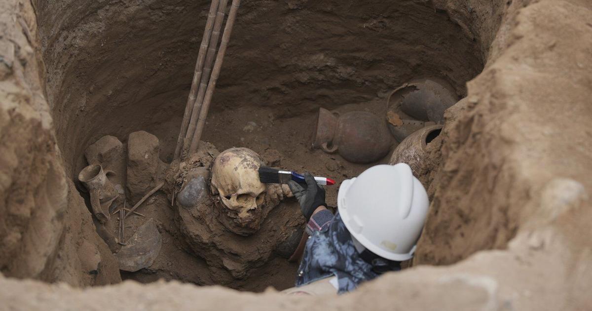 Utility workers in Peru unearth pre-Incan tomb with 1,000-year-old ...
