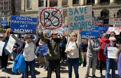 Une foule a manifesté à Halifax en soutien à la loi sur la protection du littoral