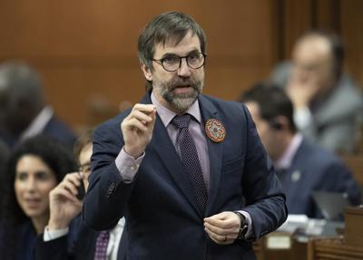 Federal environment minister says Alberta silence over oilsands spill 'worrisome'