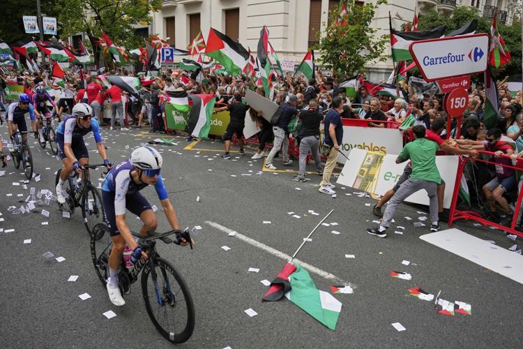 Spanish minister says Israeli cycling team should be expelled from Vuelta after protest