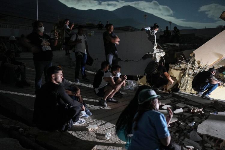Venezuelans search more earthquake ruins as aftershock rattles rescuers in disaster zone