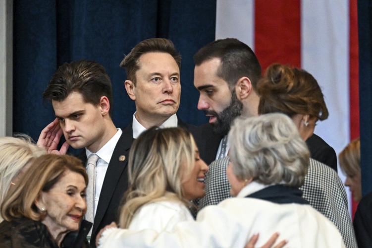 Trump, a populist president, is flanked by tech billionaires at his inauguration
