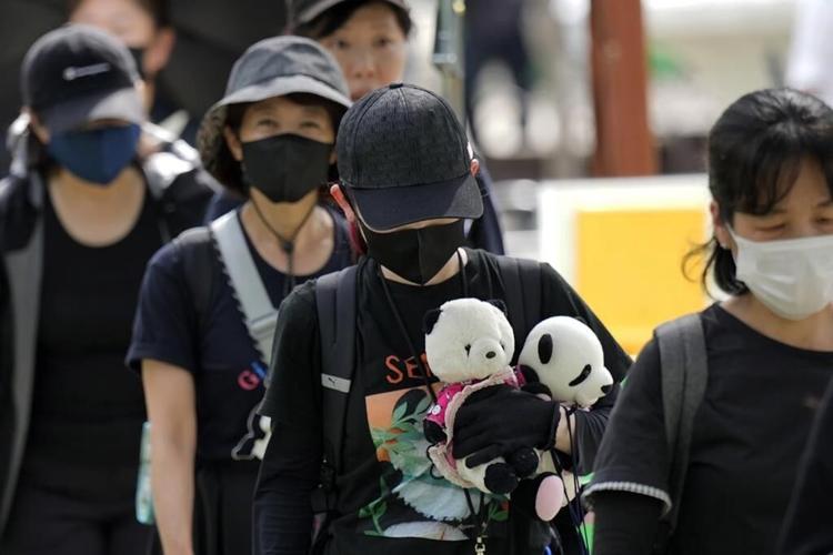 Japanese fans bid farewell to beloved panda pair before their return to China