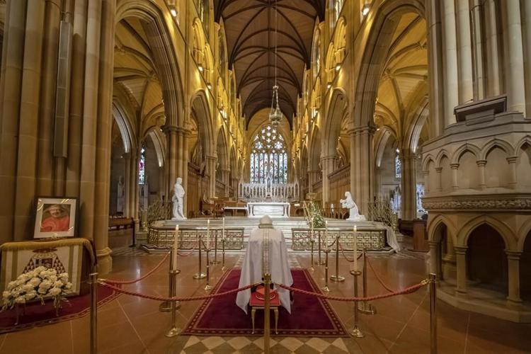 Hundreds gather for Cardinal George Pell's Sydney funeral