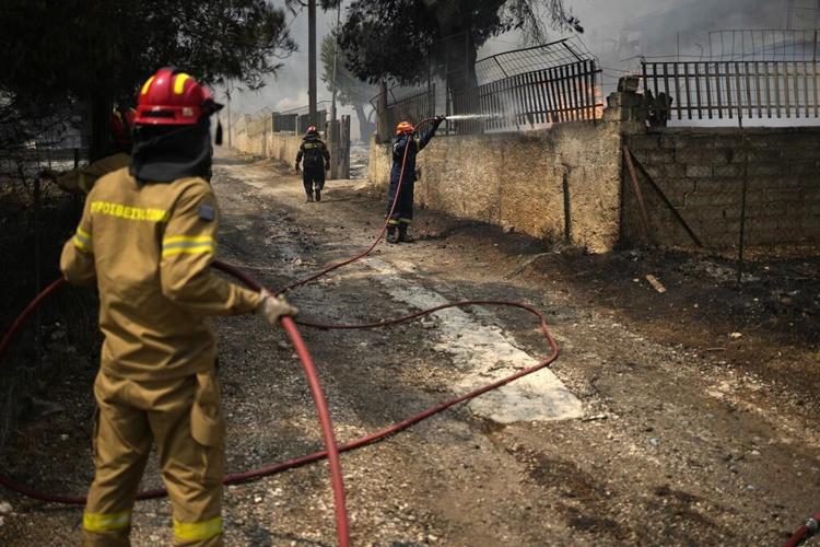 European firefighters and planes join battle against wildfires that have left 20 dead in Greece