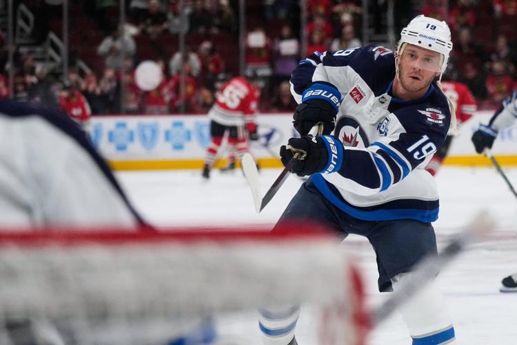 Jonathan Toews gets standing ovation in return to Chicago with Winnipeg Jets