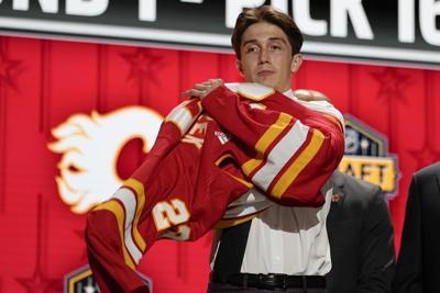 Flames sign first-round draft pick Samuel Honzek to entry-level contract