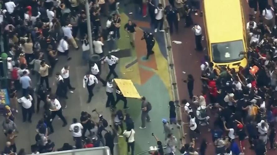 Thousands overwhelm New York's Union Square for streamer giveaway, tossing chairs and pounding cars