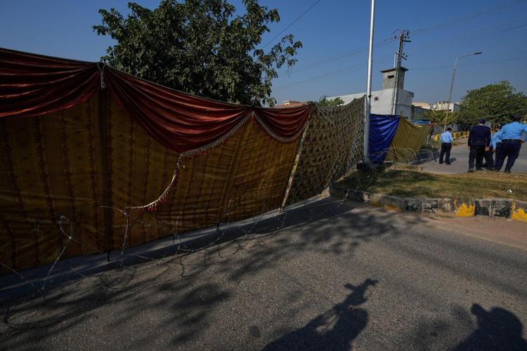Pakistan says it has arrests 4 militants over involvement in suicide bombing at Islamabad court