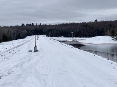 Les travaux pour renforcer une digue dans les Laurentides se poursuivent