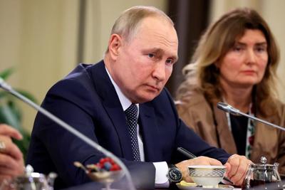 Putin decries media 'lies' at meeting with soldiers' mothers