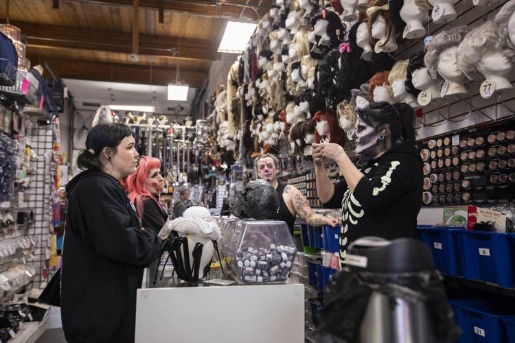 Dressing as Trump for Halloween not so funny in 2025, ºÚÁϳԹÏÍø costume shops say