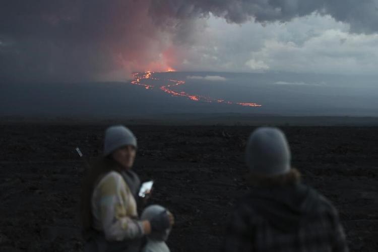 Hawaii volcano eruption has some on alert, draws onlookers
