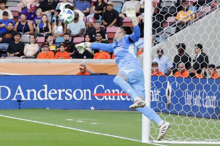 Sabbi scores in 4th minute, White adds 1 goal, 1 assist as Whitecaps beat Dynamo 3-0