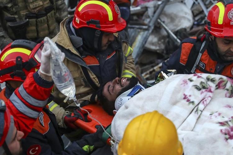 Survivors still being found as quake death toll tops 25,000