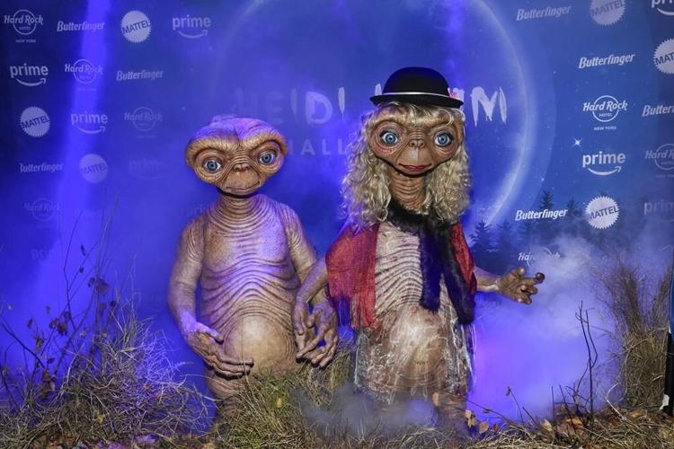 Heidi Klum and Janelle �Ѵǲ�á�� wear elaborate E.T. costumes for their Halloween parties