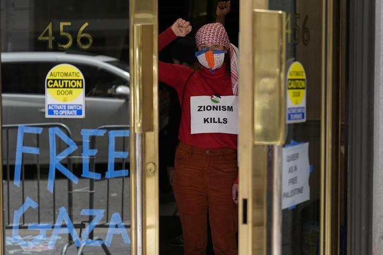 Police arrest pro-Palestinian demonstrators inside San Francisco building housing Israeli Consulate