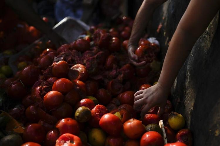 Argentina's annual inflation soars to 211.4%, the highest in 32 years
