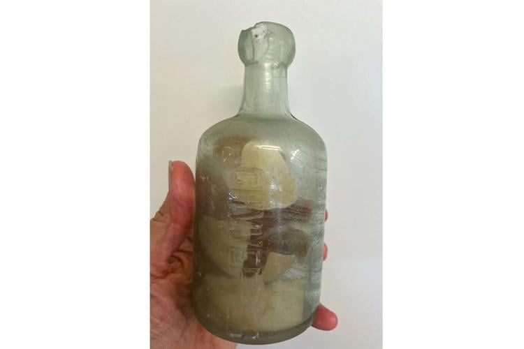 WWI soldiers' messages in a bottle found on Australian beach more than 100 years later