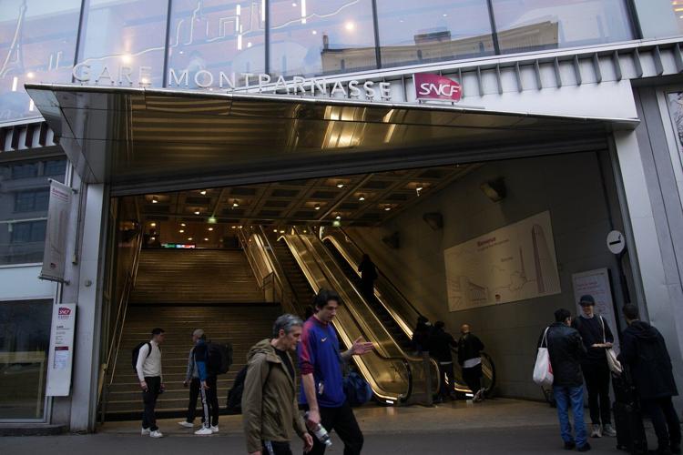 Police in Paris wound knife-wielding man at Montparnasse train station