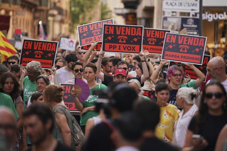Spaniards turn water pistols on visitors in Barcelona and Mallorca to protest mass tourism