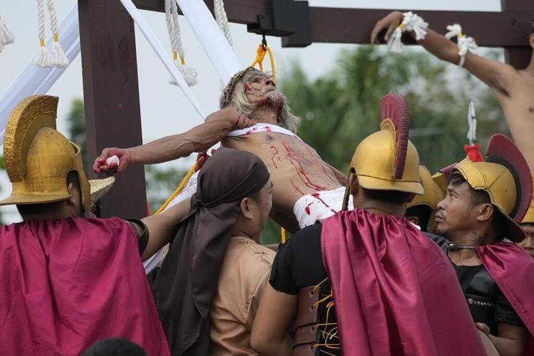 Filipinos to be nailed to crosses despite church objection
