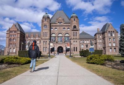 Un député du PC en Ontario se retire du caucus après des allégations sur l'ingérence