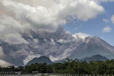 Indonesia’s Merapi volcano spews hot clouds in new eruption