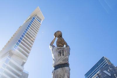 Mavs unveil Nowitzki statue before Christmas game vs. Lakers
