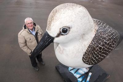 Une statue d'oiseau géant trouve sa maison dans un village du Nouveau-Brunswick