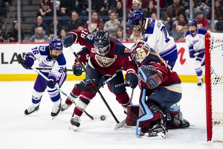 Poulin's power-play goal lifts Victoire past Frost, Montreal to play Ottawa in final