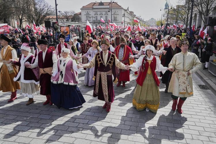 Polish conservatives use a patriotic celebration to rally behind their presidential candidate