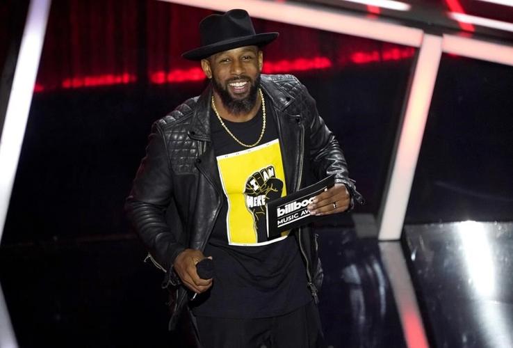 Stephen 'tWitch' Boss, 'Ellen' show's dancing DJ, dies at 40