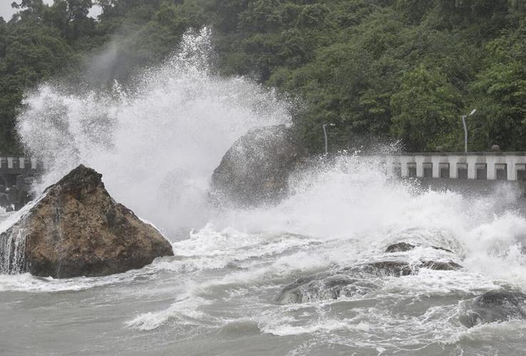 Typhoon bringing heavy rain slowly heads toward Taiwan, where 4,000 have evacuated