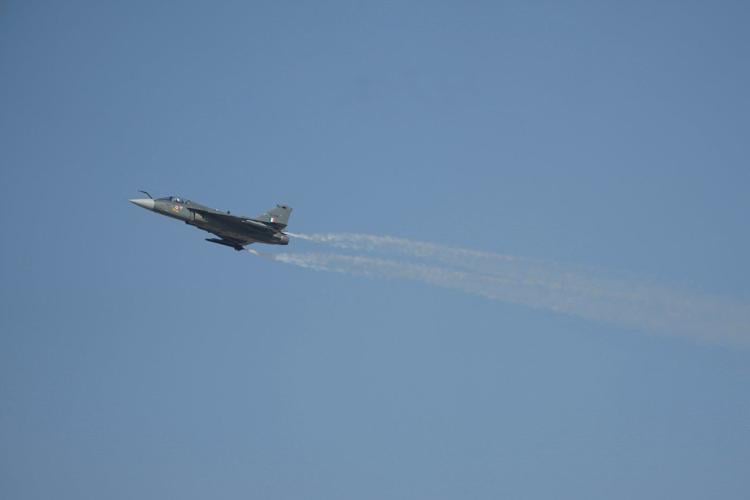 Indian combat aircraft crashes during a demonstration at Dubai Air Show, killing the pilot