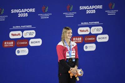 'Greatest swimmer of all time': Toronto swimmers cheer on Summer McIntosh after win