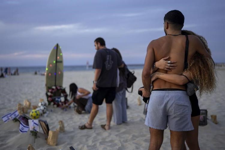 Heavy fighting rages near main Gaza hospital as Netanyahu dismisses calls for a cease-fire