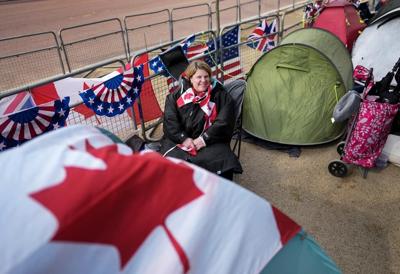 Des Canadiens se joignent à la foule à Londres avant le couronnement du roi