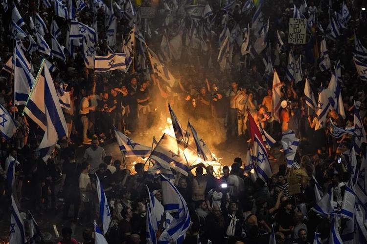 Mass protests erupt after Netanyahu fires defense chief