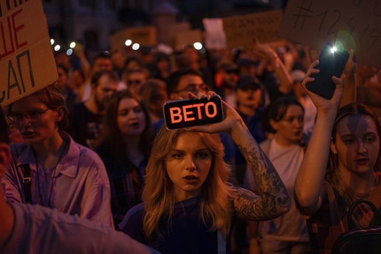 Zelenskyy faces backlash as Ukrainians protest new anti-corruption law