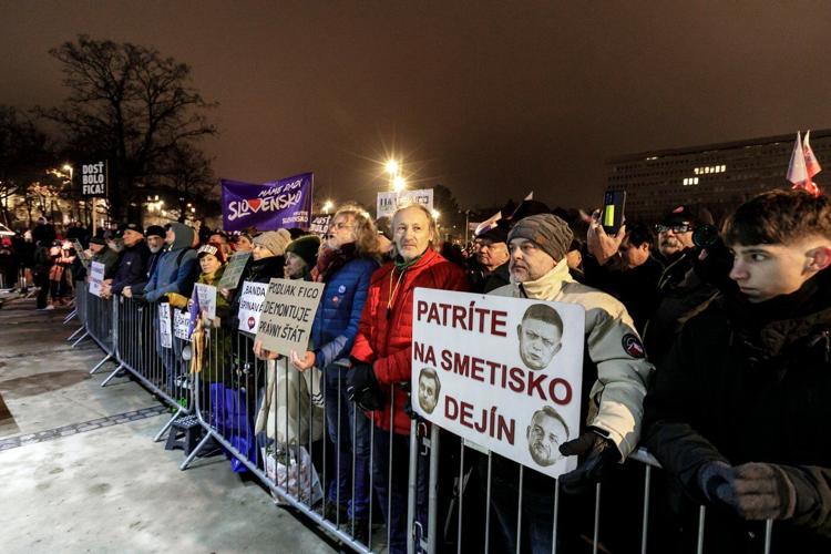 Thousands protest Slovak leader Fico over whistleblower office closure and penal code changes