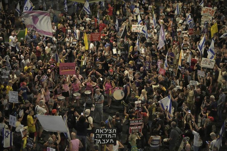 Israeli police use water cannons, arrest dozens as protesters demand hostage deal